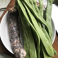 腊肠四季豆的做法图解1