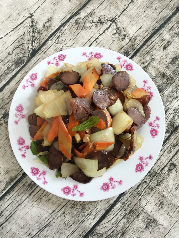 洋葱炒香肠的做法