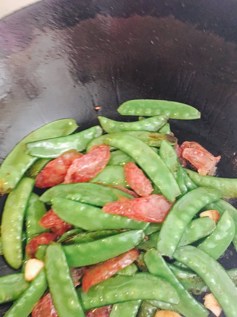 腊肠炒荷兰豆的做法图解5