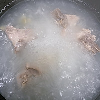 #脊骨炖菌菇粉丝的做法图解2