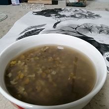 熬绿色的绿豆汤