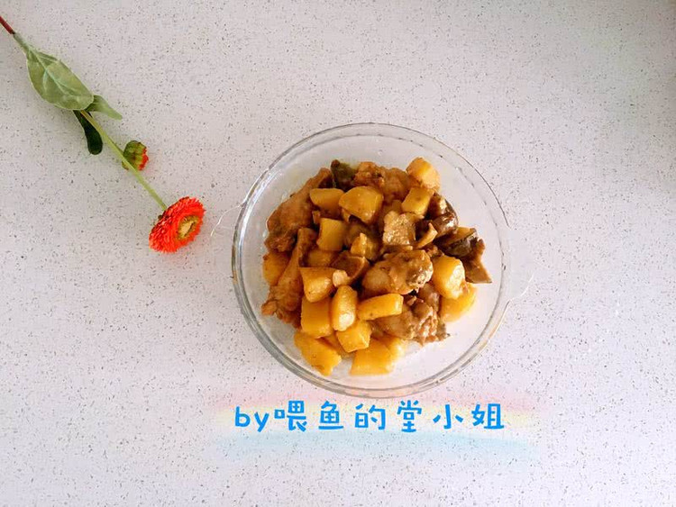 香菇炖鸡翅根土豆的做法