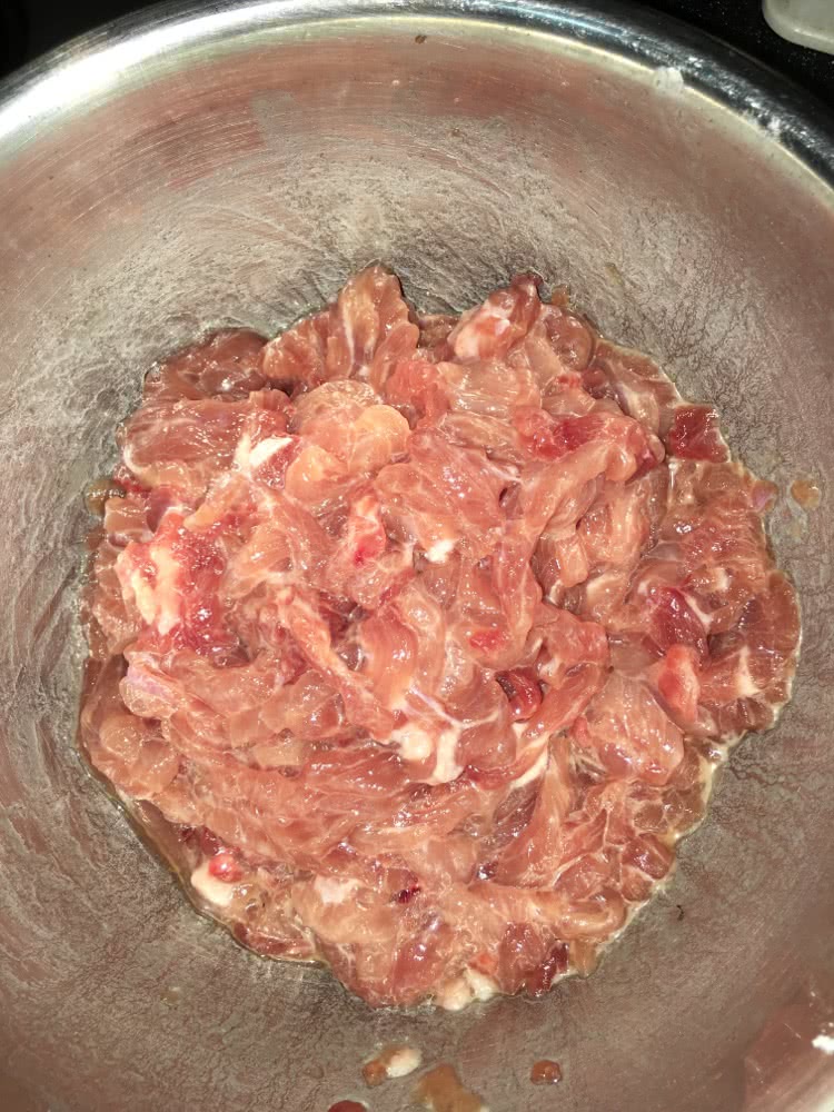 黄芽茶肉丝春卷的做法图解2