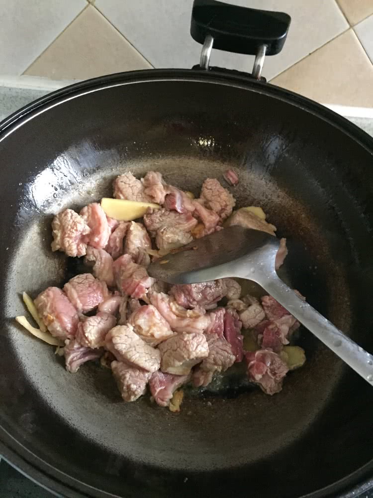 蚝油牛腩煲的做法图解3