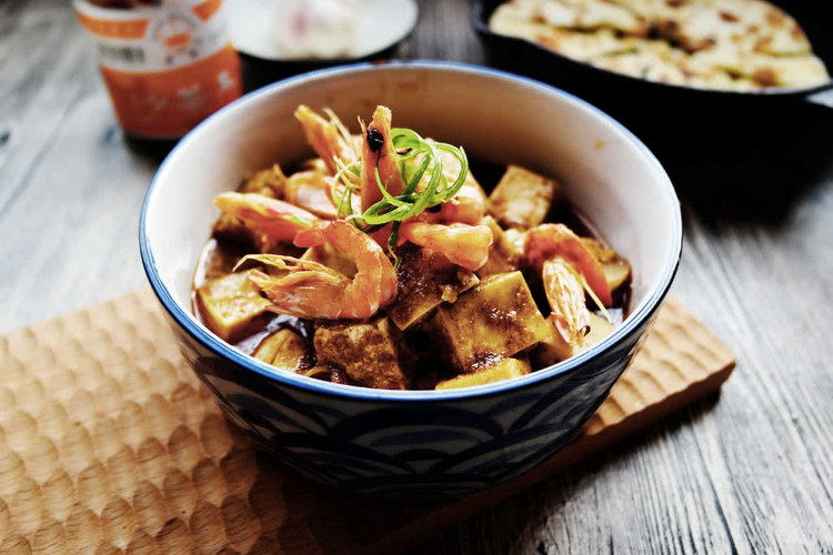 沙茶虾子煨豆腐的做法