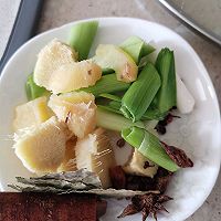 土豆烧鸡翅的做法图解1