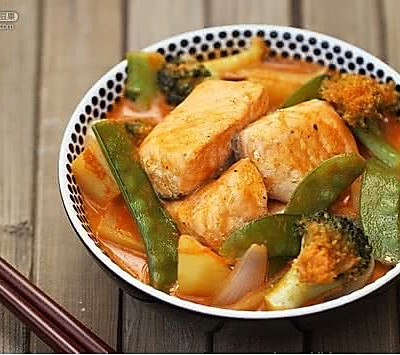 红咖喱杂蔬三文鱼