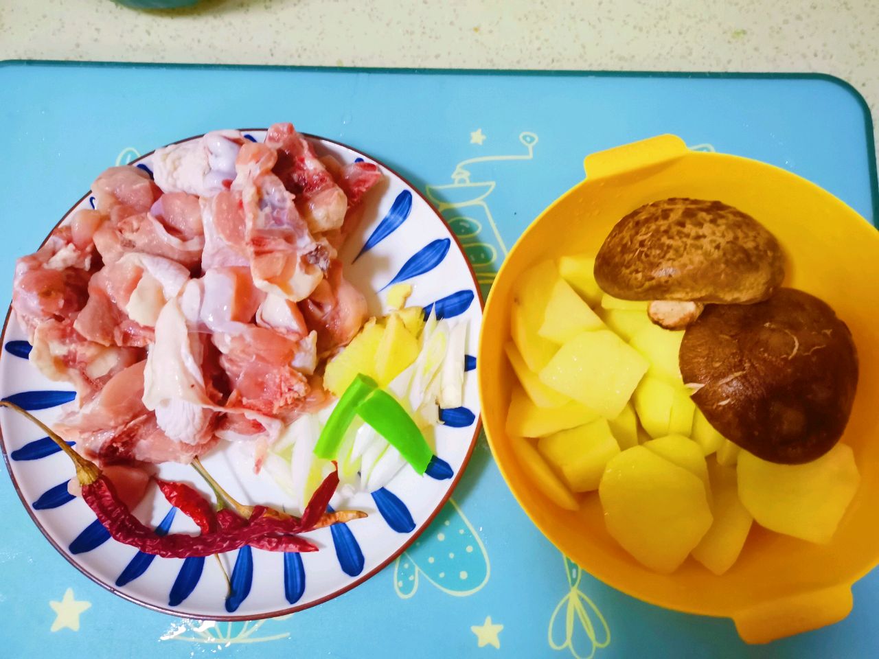 香菇土豆炖鸡块怎么做_香菇土豆炖鸡块的做法_豆果美食