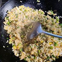 【家常菜】豌豆黄瓜玉米粒蛋炒饭的做法图解6