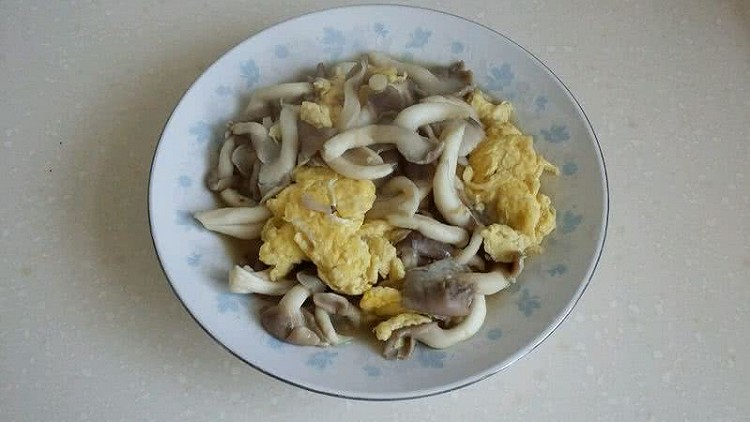 秀珍菇炒鸡蛋的做法