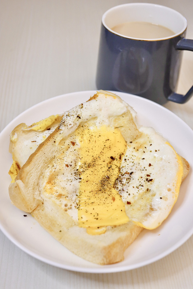 爆浆鸡蛋火腿芝士厚吐司早餐的做法