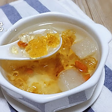 桃胶枸杞炖银耳