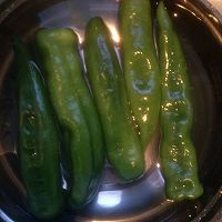 青椒炒鸡蛋的做法图解1
