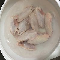   蜜汁烤翅 秒杀外面买的所有鸡翅！#蓓妈美食#的做法图解1