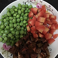 青豆胡萝卜香肠焖饭的做法图解1