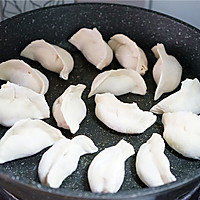 越吃越香的西葫芦猪肉馅煎饺的做法图解9