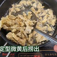 口感香酥，制作简单的炸蘑菇，比炸肉好吃多了，营养还丰富哦。的做法图解7