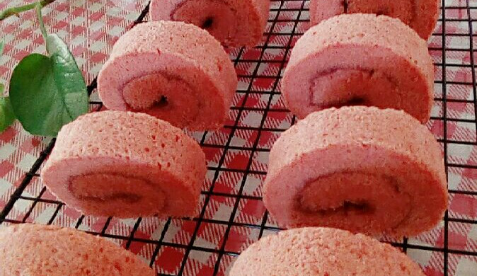 红曲粉蓝莓酱蛋糕卷