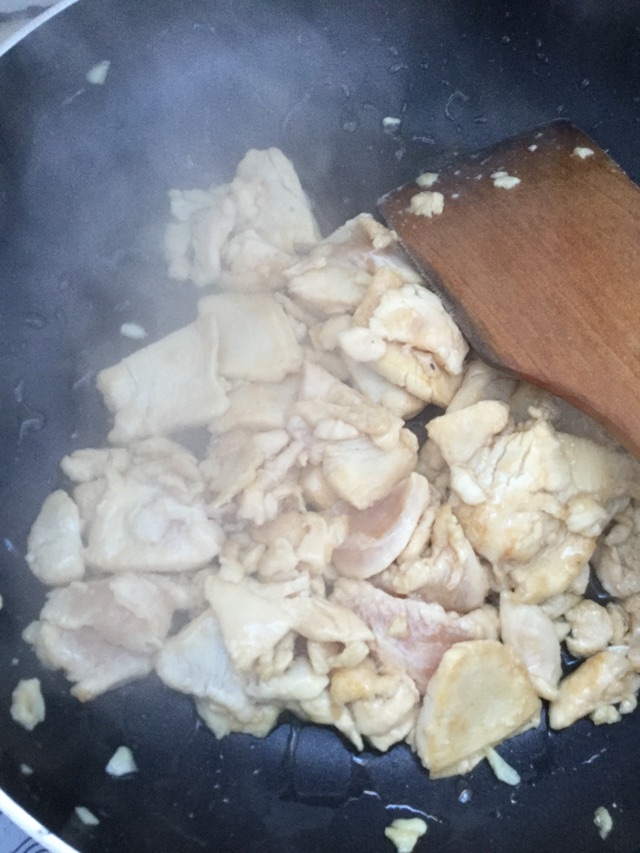 青蒜腐竹烧肉的做法图解14