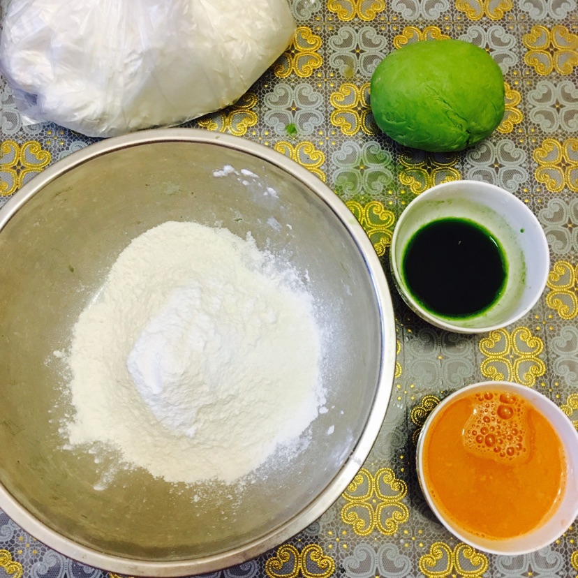 芹菜猪肉馅彩色水饺的做法图解1