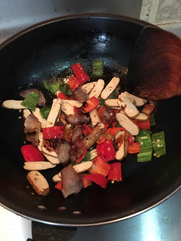 湖南口味菜?香干炒腊肉（加蒜薹、盐辣椒）的做法图解6