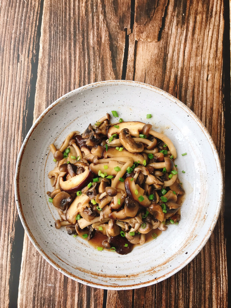 十分钟快手菜：蚝油黑椒杂菌的做法
