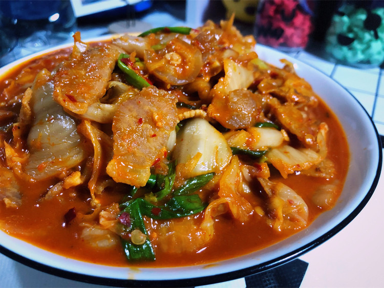 辣辣又爽口的下饭神器---简版辣白菜炒五花肉的做法