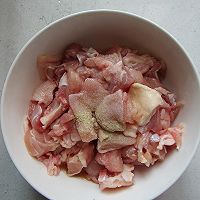 餐桌上极受欢迎的下酒小菜——香酥鸡块儿 的做法图解2