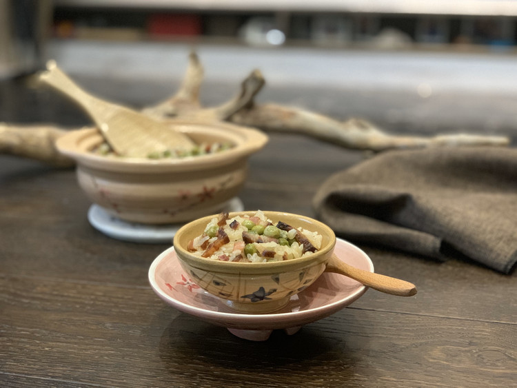 腊肉豌豆焖饭的做法
