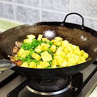 铁锅锅巴版～香肠土豆豆角焖饭的做法图解8