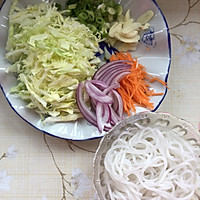圆白菜炒土豆粉条的做法图解1