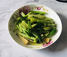 素炒香芹蒜苗的做法
