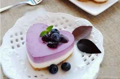 紫色蓝莓蛋糕