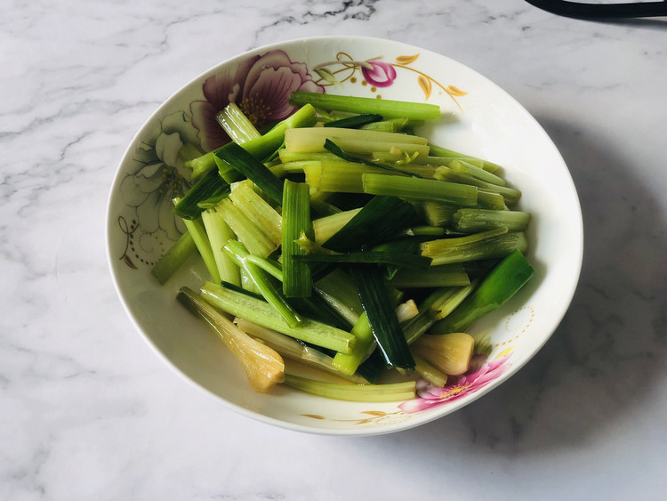 素炒香芹蒜苗的做法