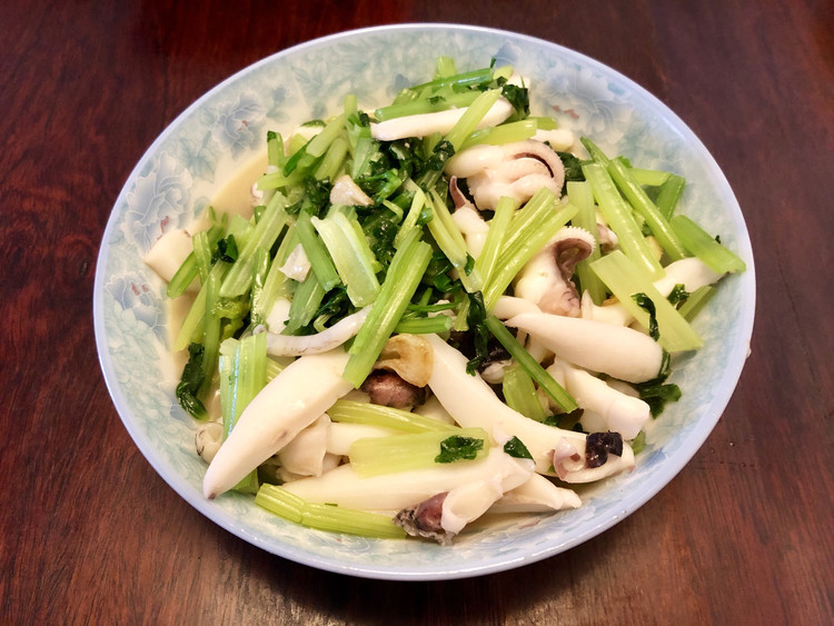 芹菜鱿鱼的做法