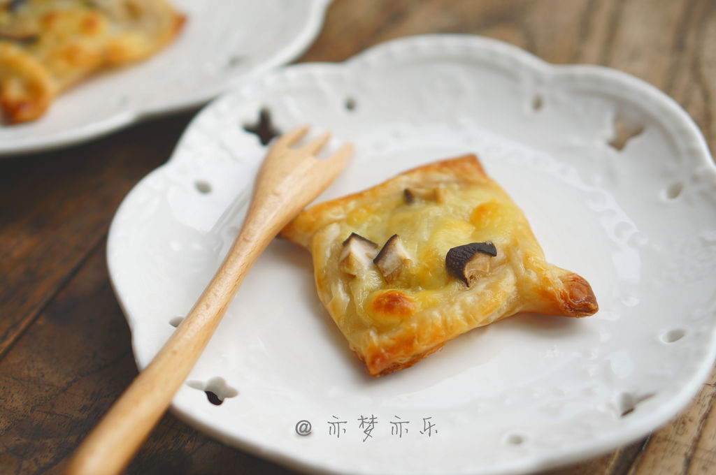 Danish pastry with mushroom and cheese