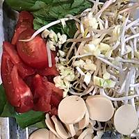青菜香肠炒方便面的做法图解2