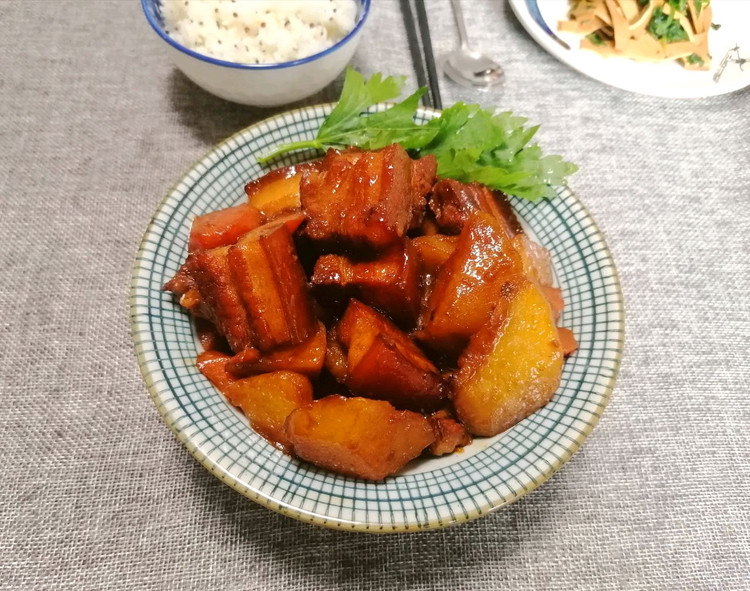 土豆红烧肉的做法