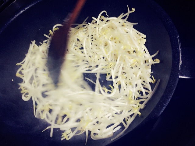 韭菜炒绿豆芽的做法图解3
