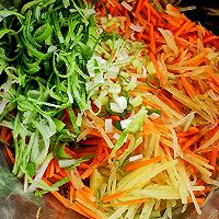 金黄胡萝卜土豆饼的做法图解2