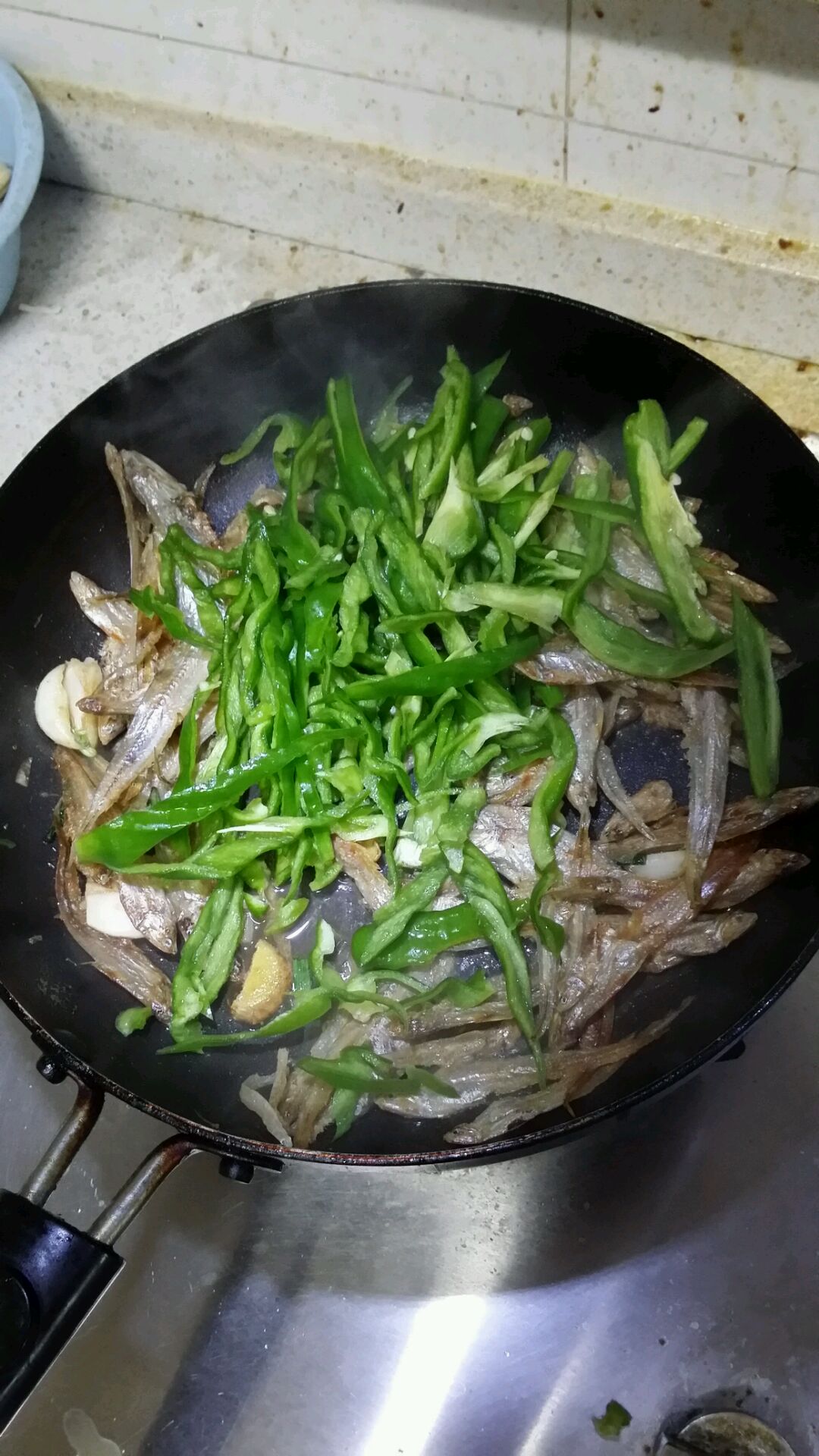 青椒小河鱼怎么做_青椒小河鱼的做法_绿pegk_豆果美食