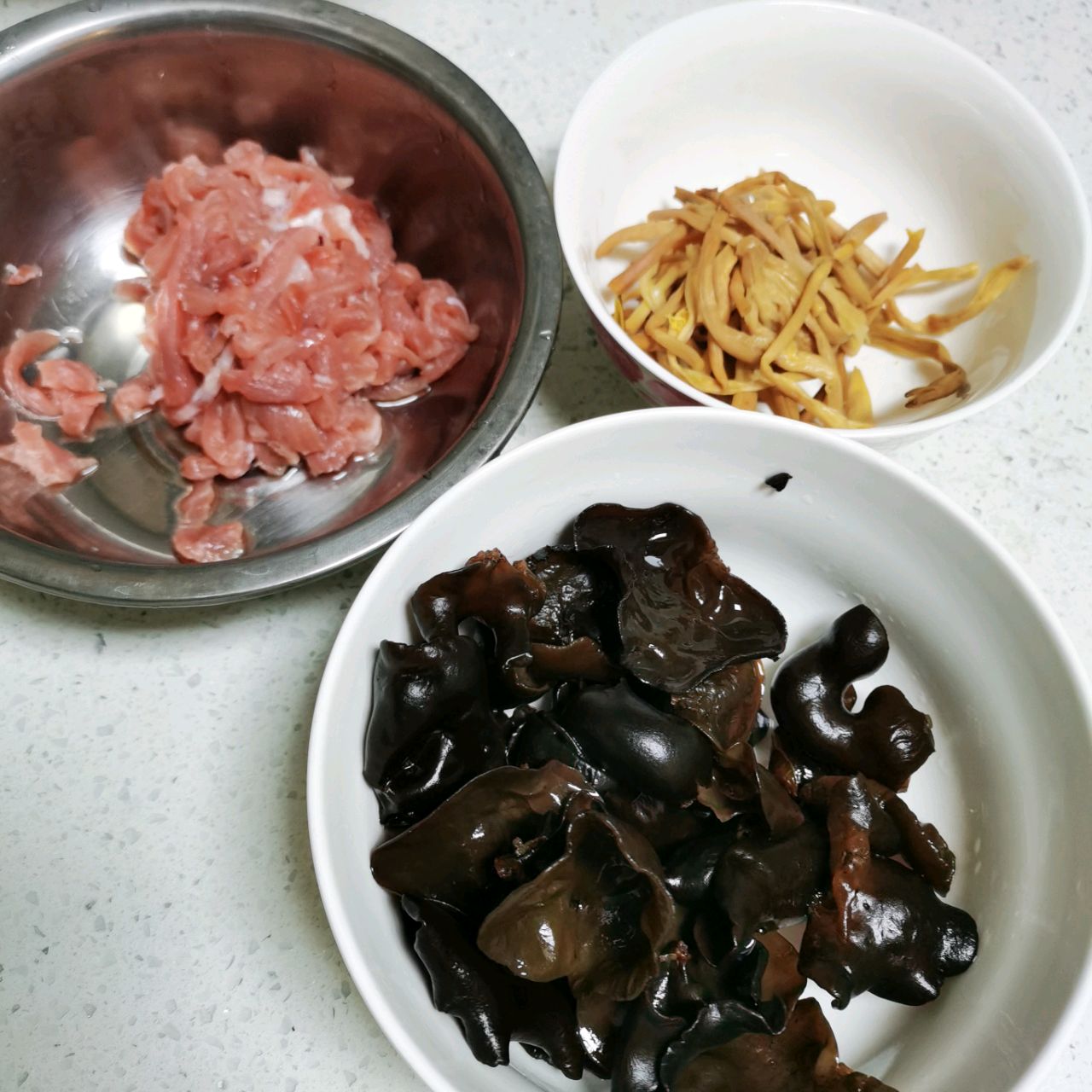 木耳黄花芹菜炒肉 - 哔哩哔哩