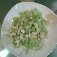 杏仁拌西芹的做法图解2