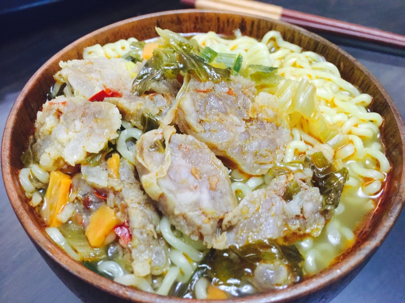 辣味腊肠煮酸辣菜面条汤的做法图解7