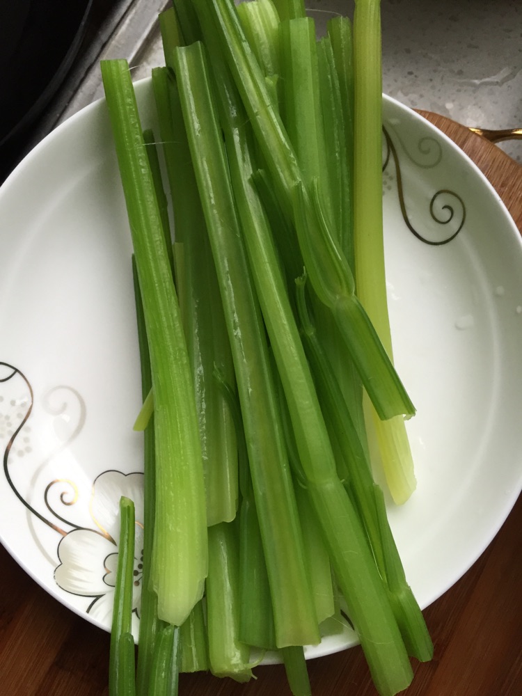 芹菜肉丝的做法图解1