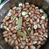 蒜香花生米的做法图解2
