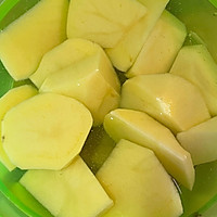 土豆炖牛腩的做法图解1
