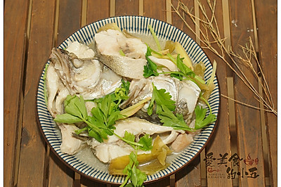 夏季的鲈鱼鲜美肥嫩，用潮汕贡菜做配菜，更能品尝到鱼肉的鲜与嫩