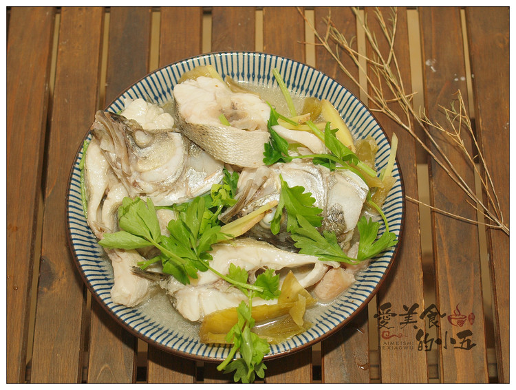 夏季的鲈鱼鲜美肥嫩，用潮汕贡菜做配菜，更能品尝到鱼肉的鲜与嫩的做法