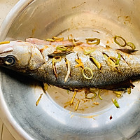 锡纸鲈鱼，在家做美味大餐的做法图解4